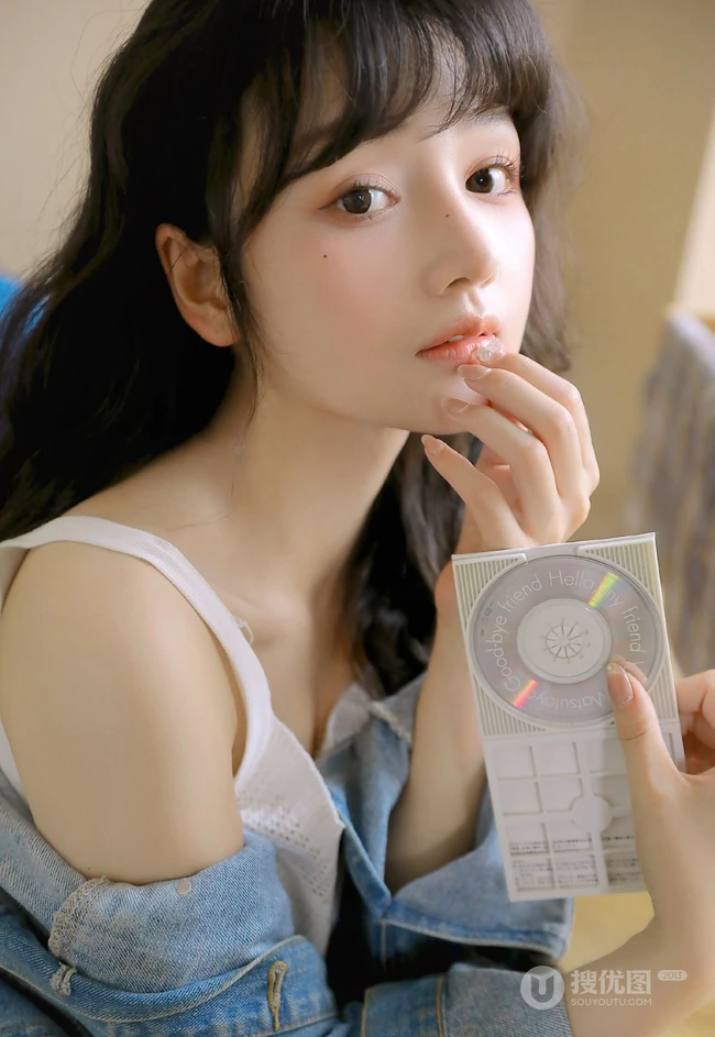 精致小脸，高颜值新疆少女清新清新白色肩带连衣裙居家窗前温暖写真图集