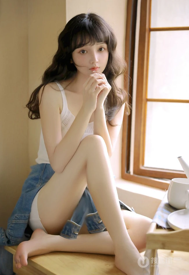 精致小脸，高颜值新疆少女清新清新白色肩带连衣裙居家窗前温暖写真图集