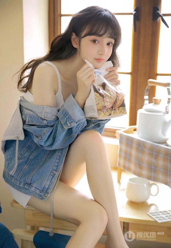 精致小脸，高颜值新疆少女清新清新白色肩带连衣裙居家窗前温暖写真图集
