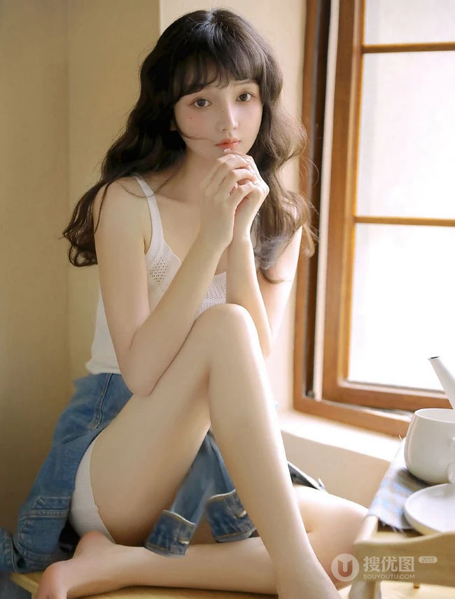 精致小脸，高颜值新疆少女清新清新白色肩带连衣裙居家窗前温暖写真图集