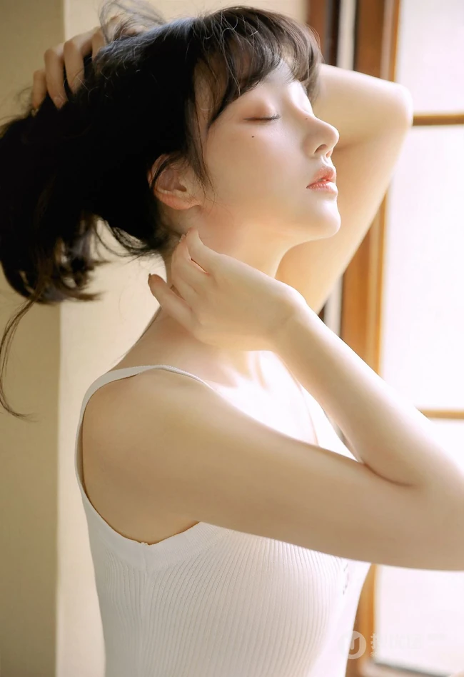 精致小脸，高颜值新疆少女清新清新白色肩带连衣裙居家窗前温暖写真图集