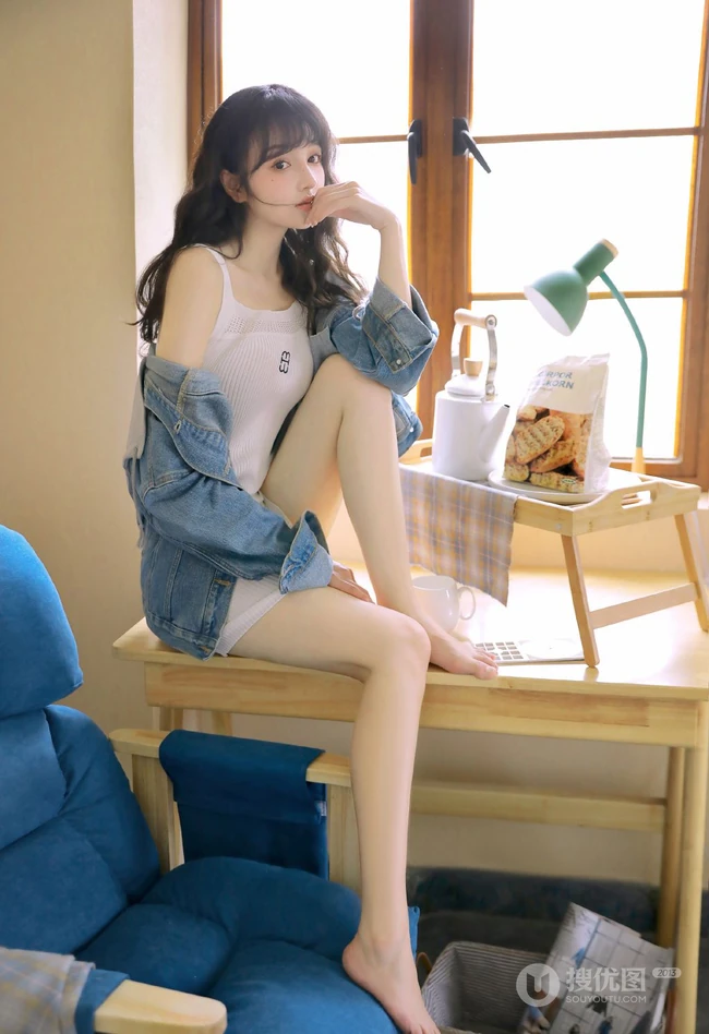 精致小脸，高颜值新疆少女清新清新白色肩带连衣裙居家窗前温暖写真图集