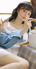 精致小脸，高颜值新疆少女清新清新白色肩带连衣裙居家窗前温暖写真图集