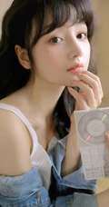精致小脸，高颜值新疆少女清新清新白色肩带连衣裙居家窗前温暖写真图集