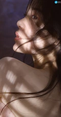 美人看骨，阳光映射下的性感美肩美少女高清个人意境写真手机壁纸图片