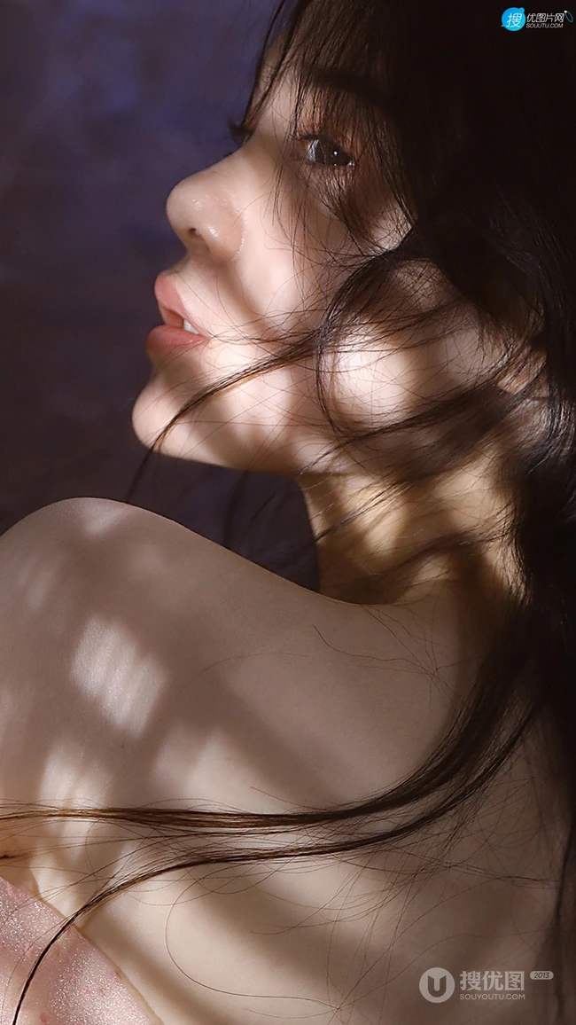 美人看骨，阳光映射下的性感美肩美少女高清个人意境写真手机壁纸图片