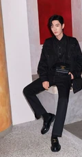 肖战身着秋装，展现属于型男的秋冬温柔光影写真图片