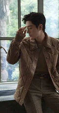 肖战身着秋装，展现属于型男的秋冬温柔光影写真图片