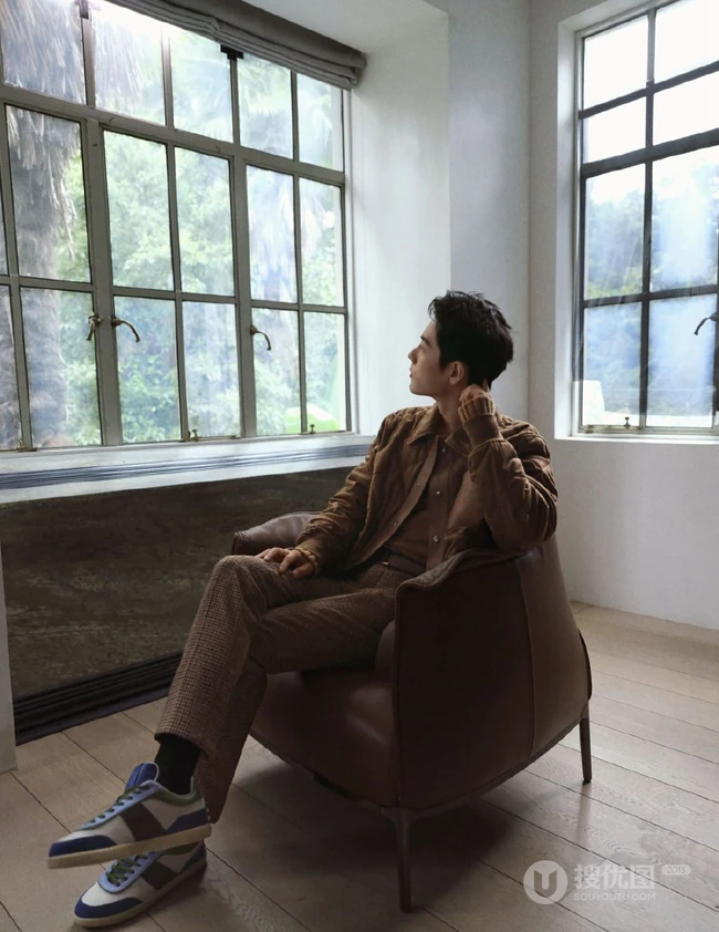 肖战身着秋装，展现属于型男的秋冬温柔光影写真图片