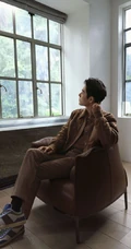 肖战身着秋装，展现属于型男的秋冬温柔光影写真图片