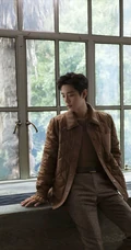 肖战身着秋装，展现属于型男的秋冬温柔光影写真图片