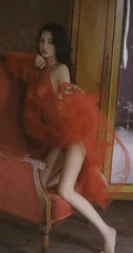 昏暗灯光，红衣美人，温馨室内里的气质风格家居服少女温柔艺术写真吸睛图片