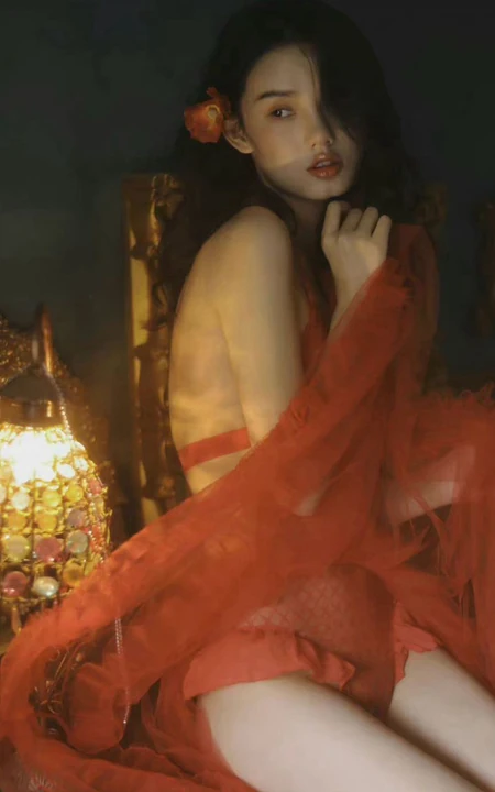 昏暗灯光，红衣美人，温馨室内里的气质风格家居服少女温柔艺术写真吸睛图片