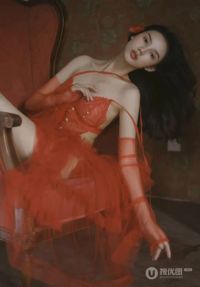 昏暗灯光，红衣美人，温馨室内里的气质风格家居服少女温柔艺术写真吸睛图片