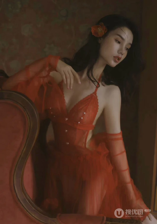 昏暗灯光，红衣美人，温馨室内里的气质风格家居服少女温柔艺术写真吸睛图片
