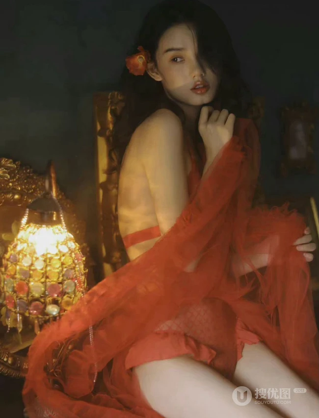 昏暗灯光，红衣美人，温馨室内里的气质风格家居服少女温柔艺术写真吸睛图片