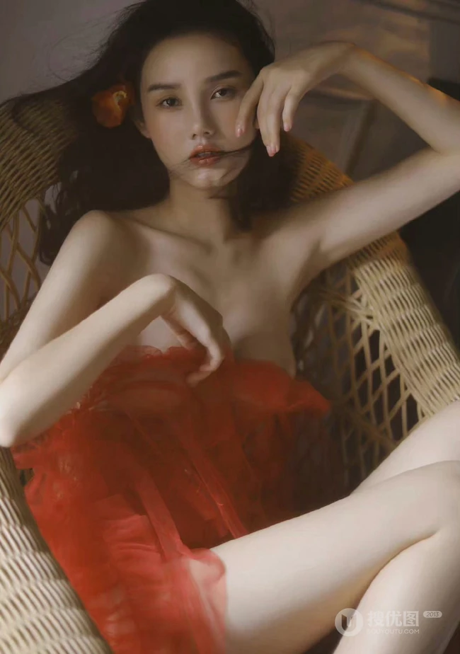昏暗灯光，红衣美人，温馨室内里的气质风格家居服少女温柔艺术写真吸睛图片