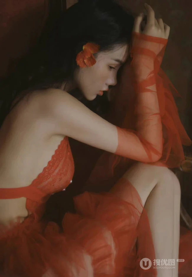 昏暗灯光，红衣美人，温馨室内里的气质风格家居服少女温柔艺术写真吸睛图片