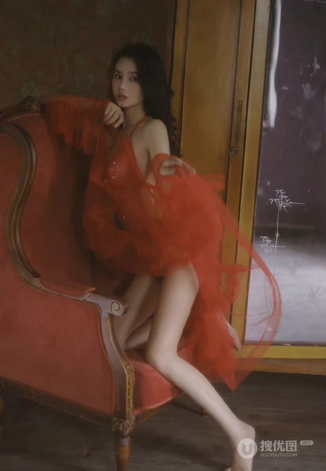 昏暗灯光，红衣美人，温馨室内里的气质风格家居服少女温柔艺术写真吸睛图片