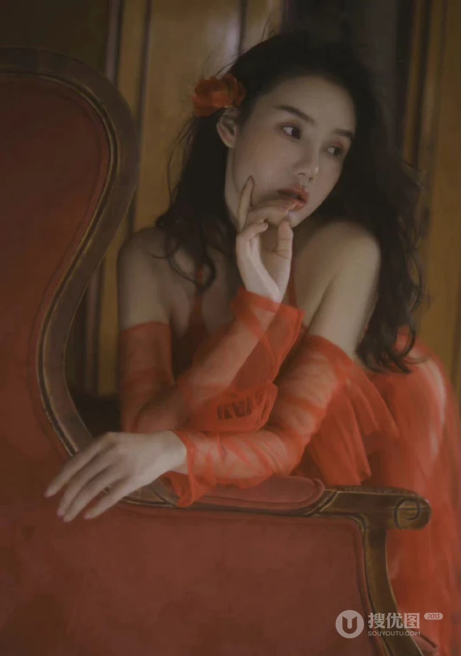 昏暗灯光，红衣美人，温馨室内里的气质风格家居服少女温柔艺术写真吸睛图片