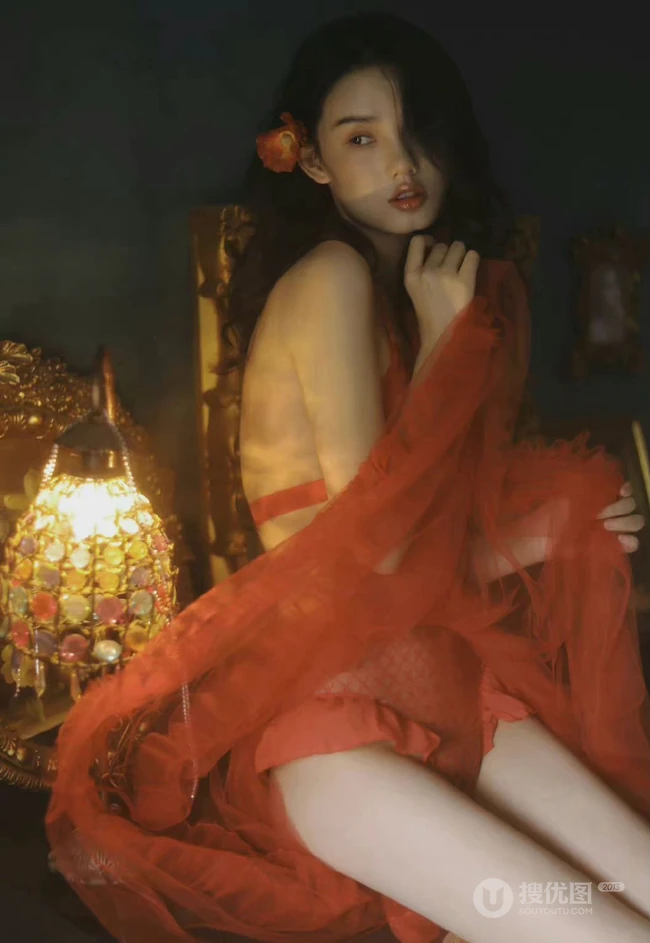 昏暗灯光，红衣美人，温馨室内里的气质风格家居服少女温柔艺术写真吸睛图片