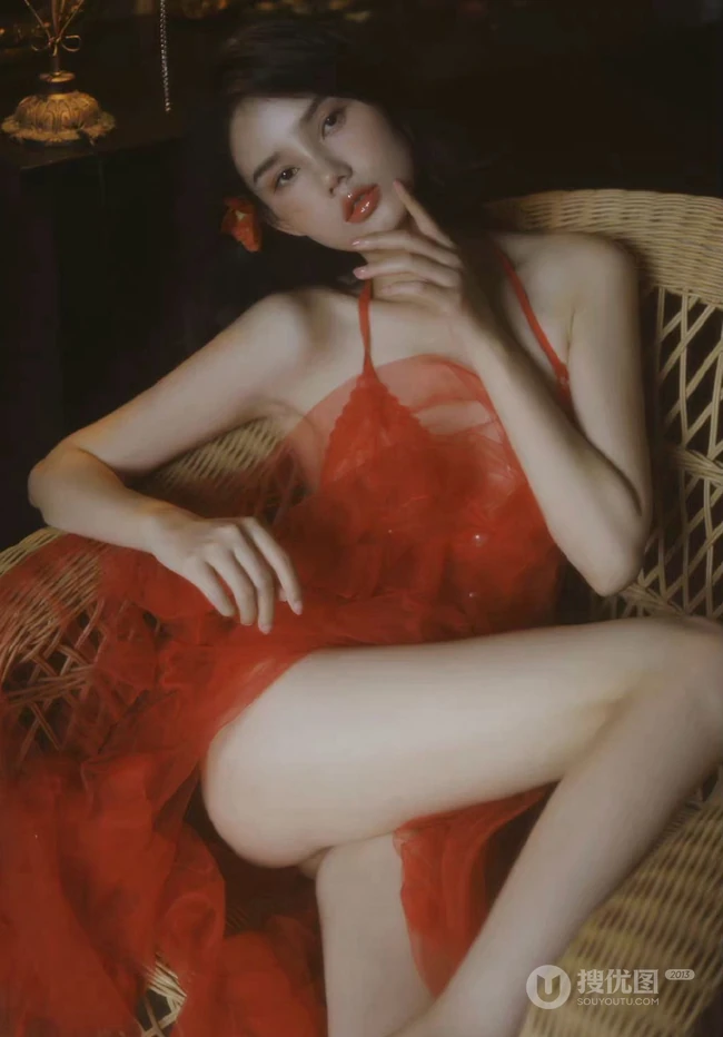 昏暗灯光，红衣美人，温馨室内里的气质风格家居服少女温柔艺术写真吸睛图片