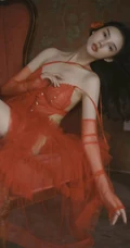 昏暗灯光，红衣美人，温馨室内里的气质风格家居服少女温柔艺术写真吸睛图片
