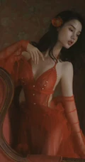 昏暗灯光，红衣美人，温馨室内里的气质风格家居服少女温柔艺术写真吸睛图片