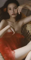 昏暗灯光，红衣美人，温馨室内里的气质风格家居服少女温柔艺术写真吸睛图片