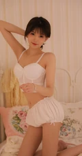 睫毛弯弯，笑起来超好看的治愈系甜少女白色肩带衣短裤居家写真美照