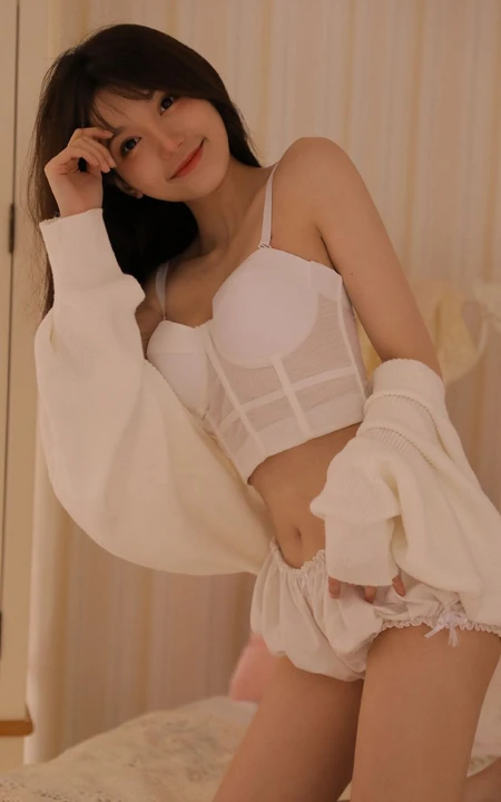 睫毛弯弯，笑起来超好看的治愈系甜少女白色肩带衣短裤居家写真美照
