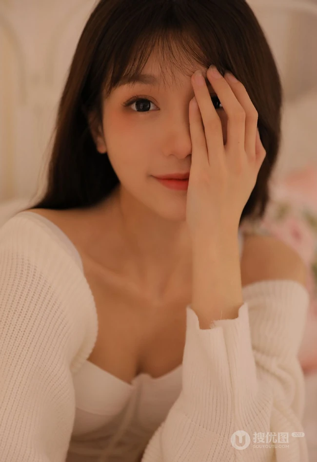 睫毛弯弯，笑起来超好看的治愈系甜少女白色肩带衣短裤居家写真美照