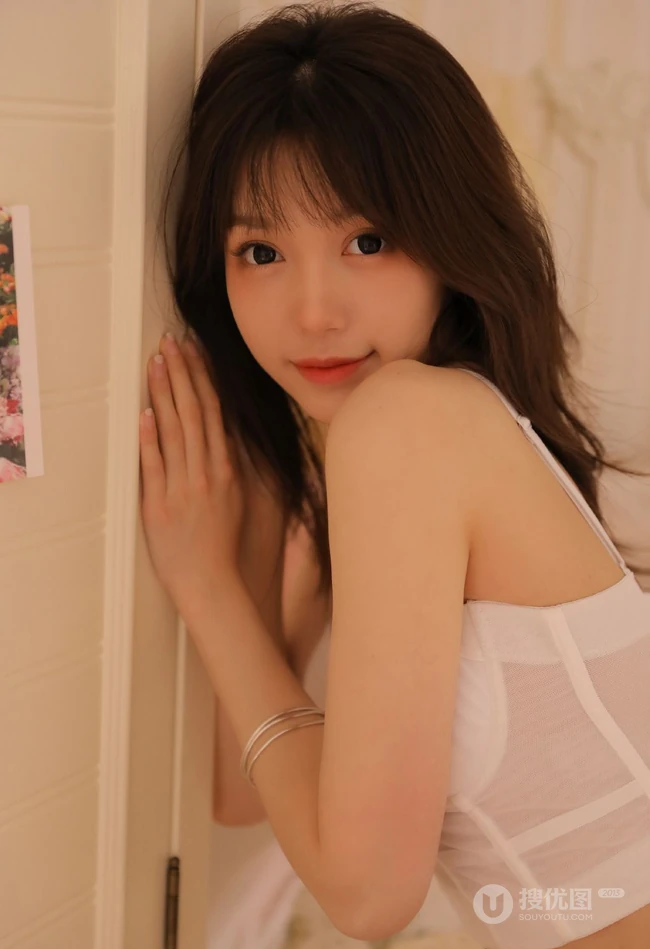 睫毛弯弯，笑起来超好看的治愈系甜少女白色肩带衣短裤居家写真美照