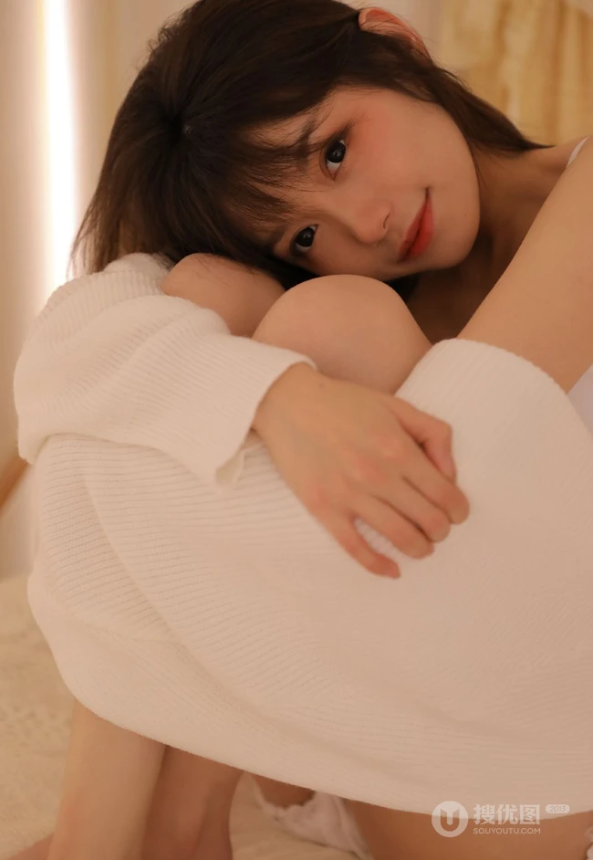 睫毛弯弯，笑起来超好看的治愈系甜少女白色肩带衣短裤居家写真美照