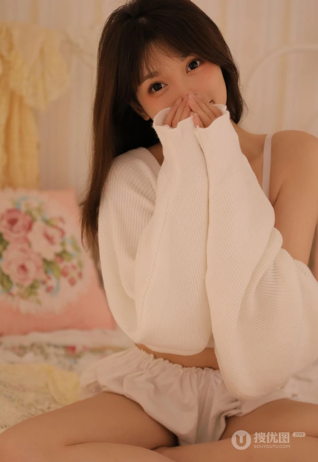 睫毛弯弯，笑起来超好看的治愈系甜少女白色肩带衣短裤居家写真美照