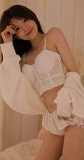 睫毛弯弯，笑起来超好看的治愈系甜少女白色肩带衣短裤居家写真美照