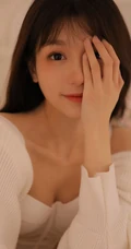 睫毛弯弯，笑起来超好看的治愈系甜少女白色肩带衣短裤居家写真美照