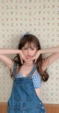 长着一张可爱娃娃脸，苹果脸的浅粉背带裤少女邹同学室内氛围写真照片