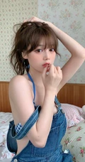 长着一张可爱娃娃脸，苹果脸的浅粉背带裤少女邹同学室内氛围写真照片