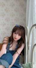 长着一张可爱娃娃脸，苹果脸的浅粉背带裤少女邹同学室内氛围写真照片