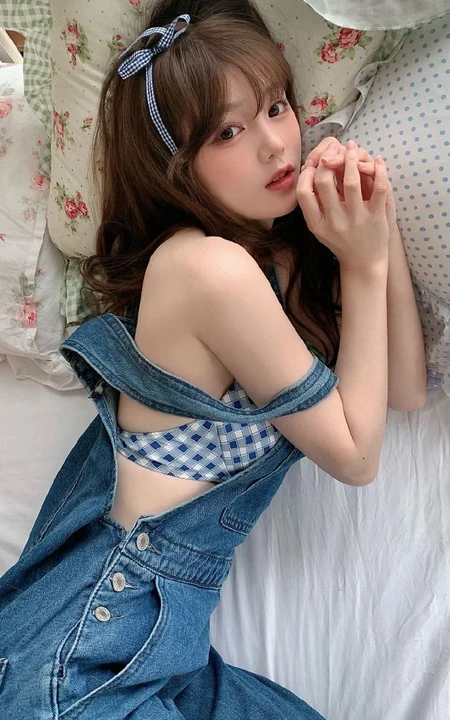 长着一张可爱娃娃脸，苹果脸的浅粉背带裤少女邹同学室内氛围写真照片