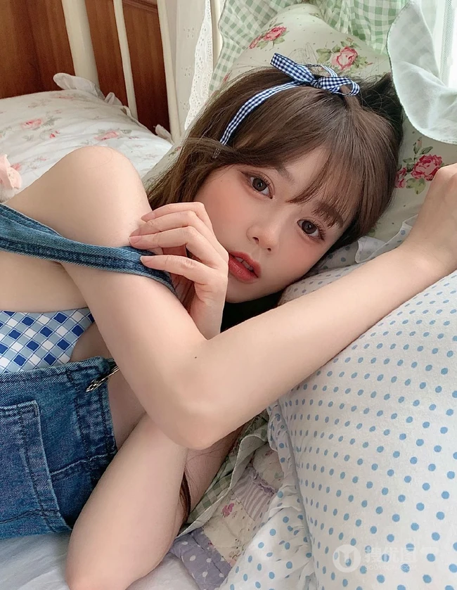 长着一张可爱娃娃脸，苹果脸的浅粉背带裤少女邹同学室内氛围写真照片
