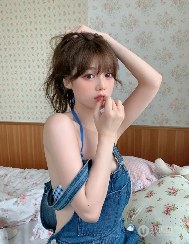 长着一张可爱娃娃脸，苹果脸的浅粉背带裤少女邹同学室内氛围写真照片