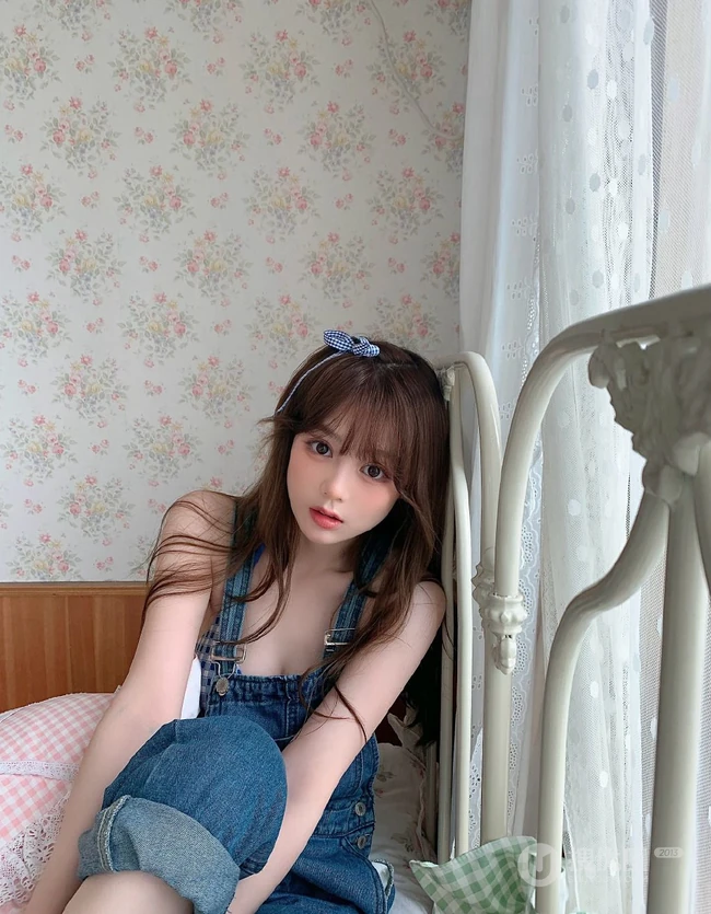 长着一张可爱娃娃脸，苹果脸的浅粉背带裤少女邹同学室内氛围写真照片