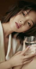 唐艺昕白裙着身，眼神慵懒居家室内写真气质美照