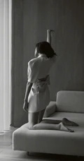 唐艺昕白裙着身，眼神慵懒居家室内写真气质美照