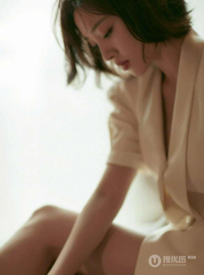 唐艺昕白裙着身，眼神慵懒居家室内写真气质美照