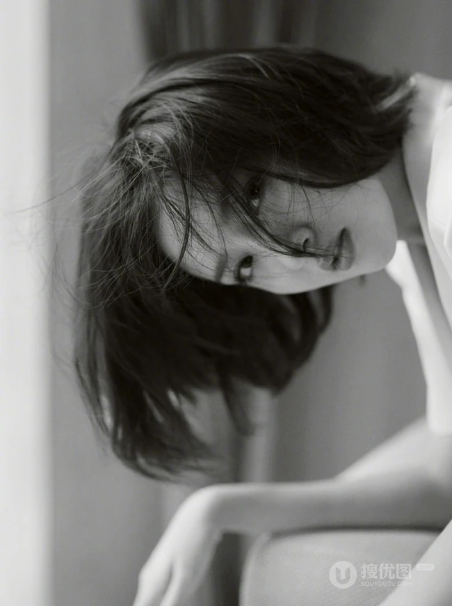 唐艺昕白裙着身，眼神慵懒居家室内写真气质美照