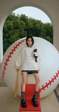 欧阳娜娜品牌秋装户外写真美照，展现甜甜少女的多样软糯魅力