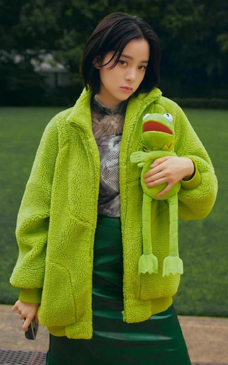 欧阳娜娜品牌秋装户外写真美照，展现甜甜少女的多样软糯魅力